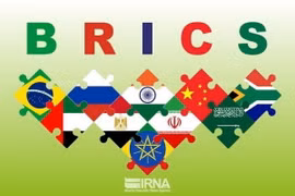 Biểu tượng Nhóm BRICS cùng quốc kỳ các nước thành viên. (Ảnh: IRNA/TTXVN)