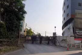 Lối vào Đại sứ quán Mỹ ở Awkar. (Nguồn: NNA)