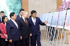 Chiều 20/6, tại Trụ sở Chính phủ, Thủ tướng Phạm Minh Chính và Tổng thống Liên bang Nga Vladimir Putin xem trưng bày một số hình ảnh tiêu biểu về quan hệ Việt Nam-Liên bang Nga, do Thông tấn xã Việt Nam thực hiện. (Ảnh: Dương Giang/TTXVN)