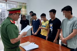 Cơ quan Cảnh sát Điều tra - Công an tỉnh Bà Rịa-Vũng Tàu đọc quyết định bắt tạm giam đối với 6 bị can. (Ảnh: Công an cung cấp)
