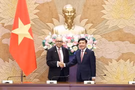 Tổng thư ký Quốc hội, Chủ nhiệm Văn phòng Quốc hội Bùi Văn Cường với ông Najib El Khadi, Tổng Thư ký Hạ viện Maroc kiêm Chủ tịch Hiệp hội Tổng Thư ký Nghị viện thế giới. (Ảnh: Doãn Tấn/TTXVN)