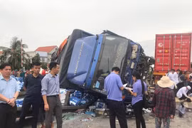 Cơ quan chức năng làm việc tại hiện trường. (Ảnh: PV/Vietnam+) 