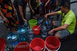 Hệ quả nhãn tiền của sự cố dầu thải sông Đà là hàng vạn người dân sẽ bị cắt nước không rõ thời hạn. (Ảnh: Minh Sơn/Vietnam+)