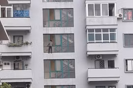 Người đàn ông trèo ra khỏi cửa sổ và đu bám ở lan can trước khi bị rơi. (Ảnh: Otofun). 