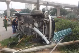 Chiếc Mercedes nằm lật nghiêng sau khi gây tai nạn (Ảnh: Vietnam+) 