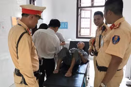 Tổ Cảnh sát giao thông đưa cụ Sáng vào Bệnh viện. (Ảnh: CSGT cung cấp) 