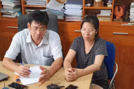 Bà Quy (bên phải) trong buổi làm việc tại văn phòng luật sư. (Ảnh: Sơn Bách/Vietnam+) 