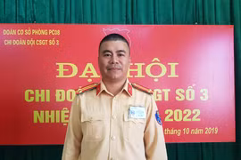 Trung tá Vũ Xuân Hà Thái được Phó Thủ tướng Chính Phủ Trương Hòa Bình biểu dương vì hành động dũng cảm. (Ảnh: PV) 