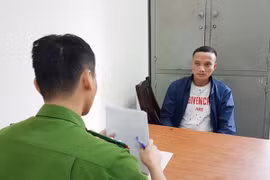 Cảnh sát lấy lời khai Nguyễn Mạnh Quyết. (Ảnh: CTV) 