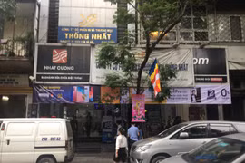 Cảnh sát có mặt tại cửa hàng Nhật Cường tại số 33 Lý Quốc Sư (Ảnh: CTV Đăng Khoa) 