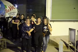 Người nhà của bé L.H.L đau đớn sau khi nhận được tin dữ. (Ảnh: Minh Sơn/Vietnam+) 