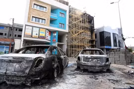 Ôtô bị phá hủy sau một vụ tấn công ở Tripoli, Libya. (Ảnh: AFP/TTXVN)