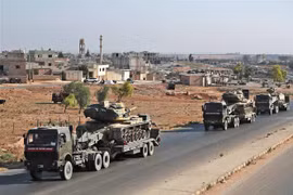 Đoàn xe quân sự của Thổ Nhĩ Kỳ tiến về thị trấn Khan Sheikhoun, tỉnh Idlib, Syria ngày 19/8/2019. (Ảnh: AFP/TTXVN)
