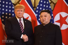 Tổng thống Mỹ Donald Trump (trái) trong cuộc gặp Chủ tịch Triều Tiên Kim Jong-un tại ngày làm việc đầu tiên của Hội nghị thượng đỉnh Mỹ-Triều lần hai ở Hà Nội. (Ảnh: AFP/TTXVN)