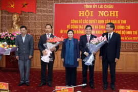 Ban Chấp hành Đảng bộ tỉnh Lai Châu tặng hoa chúc mừng các cán bộ tại buổi lễ. (Ảnh: Quý Trung/TTXVN)