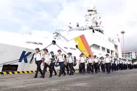 Cán bộ, chiến sỹ hải quân lên tàu, ra nhận nhiệm vụ tại huyện đảo Trường Sa. (Ảnh: Hoàng Hùng/TTXVN)