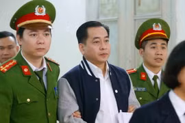 Cảnh sát dẫn giải bị cáo Phan Văn Anh Vũ. (Ảnh: Doãn Tấn/TTXVN)