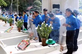 Du khách dâng hương tại khu mộ 10 nữ liệt sỹ thanh niên xung phong. (Ảnh: Công Tường/TTXVN)