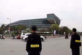 Lực lượng cảnh sát cơ động bảo vệ xung quanh khu vực Khách sạn JW Marriott, nơi ở của Tổng thống Donald Trump và đoàn Hoa Kỳ tham dự Hội nghị Thượng đỉnh Hoa Kỳ-Triều Tiên lần thứ hai (27-28/2/2019). (Ảnh: Văn Điệp/TTXVN)