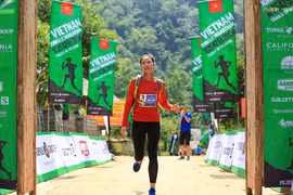 Vận động viên Lê Thị Lan (Thanh Hóa) giành chiến thắng ở cự ly 10km nữ. (Ảnh: Hoa Mai/TTXVN)