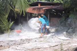 Rãi vôi tiêu độc, khử trùng nơi chuồng trại có lợn bị nhiễm bệnh tả lợn châu Phi. (Ảnh: TTXVN)