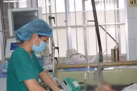 Bác sỹ thăm khám cho bệnh nhân sau phẫu thuật. (Ảnh: TTXVN)