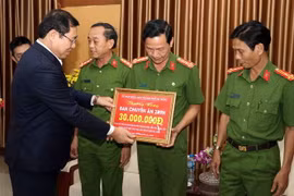 Chủ tịch Ủy ban Nhân dân thành phố Đà Nẵng Huỳnh Đức Thơ trao thưởng cho cán bộ, chiến sỹ Ban chuyên án 789N. (Ảnh: Trần Lê Lâm/TTXVN)