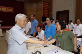 Tổng Bí thư, Chủ tịch nước Nguyễn Phú Trọng với lãnh đạo và cán bộ chủ chốt tỉnh Kiên Giang, sáng 14/4. (Ảnh: Trí Dũng/TTXVN)