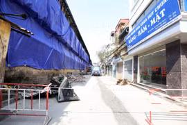 Ngày 5/9, Công ty Rạng Đông bắt đầu thực hiện các biện pháp cô lập, che chắn bằng mái tôn, phủ bạt tại khu vực bị cháy. (Ảnh: Huy Hùng/TTXVN)
