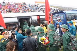 Thanh niên huyện Đan Phượng nô nức lên đường nhập ngũ. (Ảnh: Dương Giang/TTXVN)