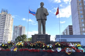 Tượng đài Bác Hồ ở quảng trường mang tên Bác ở thành phố Ulianovsk - quê hương của Lenin. (Ảnh: Tâm Hằng/TTXVN)