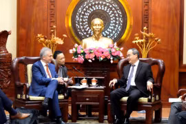 Ông Nguyễn Thiện Nhân, Ủy viên Bộ Chính trị, Bí thư Thành ủy Thành phố Hồ Chí Minh tiếp đoàn đại biểu thành phố Frankfurt do Thị trưởng Peter Feldmann dẫn đầu. (Ảnh: Xuân Khu/TTXVN)