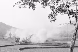 Chiến sỹ Đại đội 7, Đoàn M16 pháo binh Lạng Sơn dội bão lửa trừng trị quân địch. (Ảnh: Minh Điền/TTXVN)