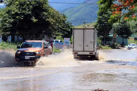 Đến trưa 19/6, thôn Ngọc Hiệp xã Đăk Dục, huyện Ngọc Hồi, tỉnh Kon Tum, vẫn còn ngập nặng. (Ảnh: Cao Nguyên/TTXVN)