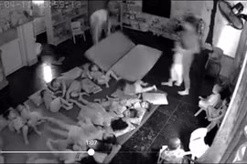 Ảnh trích xuất từ camera gắn trong lớp của trường mầm non Đồ Rê Mí. (Nguồn: TTXVN)