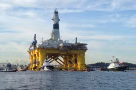 Giàn khoan dầu của Tập đoàn Shell ở Seattle, Washington (Mỹ). (Nguồn: AFP/TTXVN)