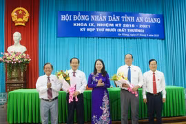 Ông Nguyễn Thanh Bình (đứng thứ hai từ bên phải qua). (Ảnh: Thanh Sang/TTXVN)