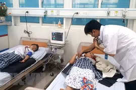 Các học sinh được điều trị sau một vụ ngộ độc thực phẩm. (Ảnh minh họa. Nguồn: TTXVN)