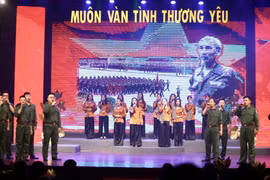 Một tiết mục tại Chương trình chính luận-nghệ thuật đặc biệt 'Muôn vàn tình thương yêu.' (Ảnh: Minh Quyết/TTXVN)