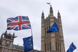 Cờ EU (phải) và quốc kỳ Anh (trái, phía trên) bên ngoài tòa nhà Quốc hội Anh ở London ngày 6/3 vừa qua. (Ảnh: THX/TTXVN)