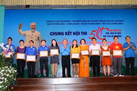 Lãnh đạo Liên đoàn Lao động Thành phố Hồ Chí Minh trao giấy khen cho các thí sinh đạt thành tích cao ở nội dung viết. (Ảnh: Thanh Vũ/TTXVN)