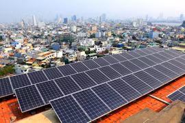 Hệ thống Điện mặt trời áp mái được lắp đặt và đưa vào sử dụng tại nhà làm việc Tổng Công ty Điện lực miền Trung. (Ảnh: Ngọc Hà/TTXVN)