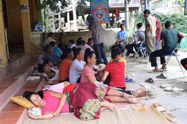 Người dân trên địa bàn xã Mường Lói đến khám, điều trị tại Trung tâm y tế xã. (Ảnh: Xuân Tiến/TTXVN)