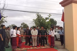 Quang cảnh lễ cắt băng khánh thành Đài hữu nghị. Ảnh: Nhóm P/v CQTT TTXVN tại Campuchia