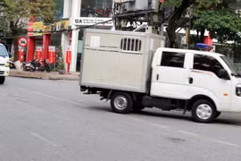 Xe chuyên dụng của lực lượng chức năng áp giải các bị cáo đến Tòa án nhân dân thành phố Thái Bình. (Ảnh: Nguyễn Công Hải/TTXVN)