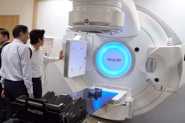 Hệ thống gia tốc xạ trị-xạ phẫu đa năng lượng VERSA HD tại Bệnh viện Chợ Rẫy. (Ảnh: Phương Vy/TTXVN)