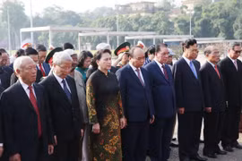Đoàn đại biểu lãnh đạo, nguyên lãnh đạo Đảng, Nhà nước và MTTQ Việt Nam đến đặt vòng hoa và vào Lăng viếng Chủ tịch Hồ Chí Minh. (Ảnh: Dương Giang/TTXVN)