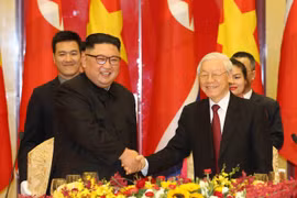 Tổng Bí thư, Chủ tịch nước Nguyễn Phú Trọng chào mừng Chủ tịch Triều Tiên Kim Jong-un. (Ảnh: Trí Dũng/TTXVN)