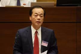 Bộ trưởng Bộ Xây dựng Phạm Hồng Hà trả lời chất vấn của đại biểu Quốc hội. (Ảnh: Phương Hoa/TTXVN)