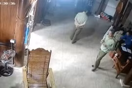 Cán bộ quản lý thị trường bị bắt để điều tra hành vi "làm tiền"